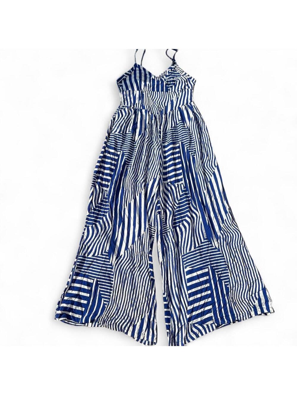 white/blue striped jumpsuit with geometric pattern #stripes #geometric #joliejoy